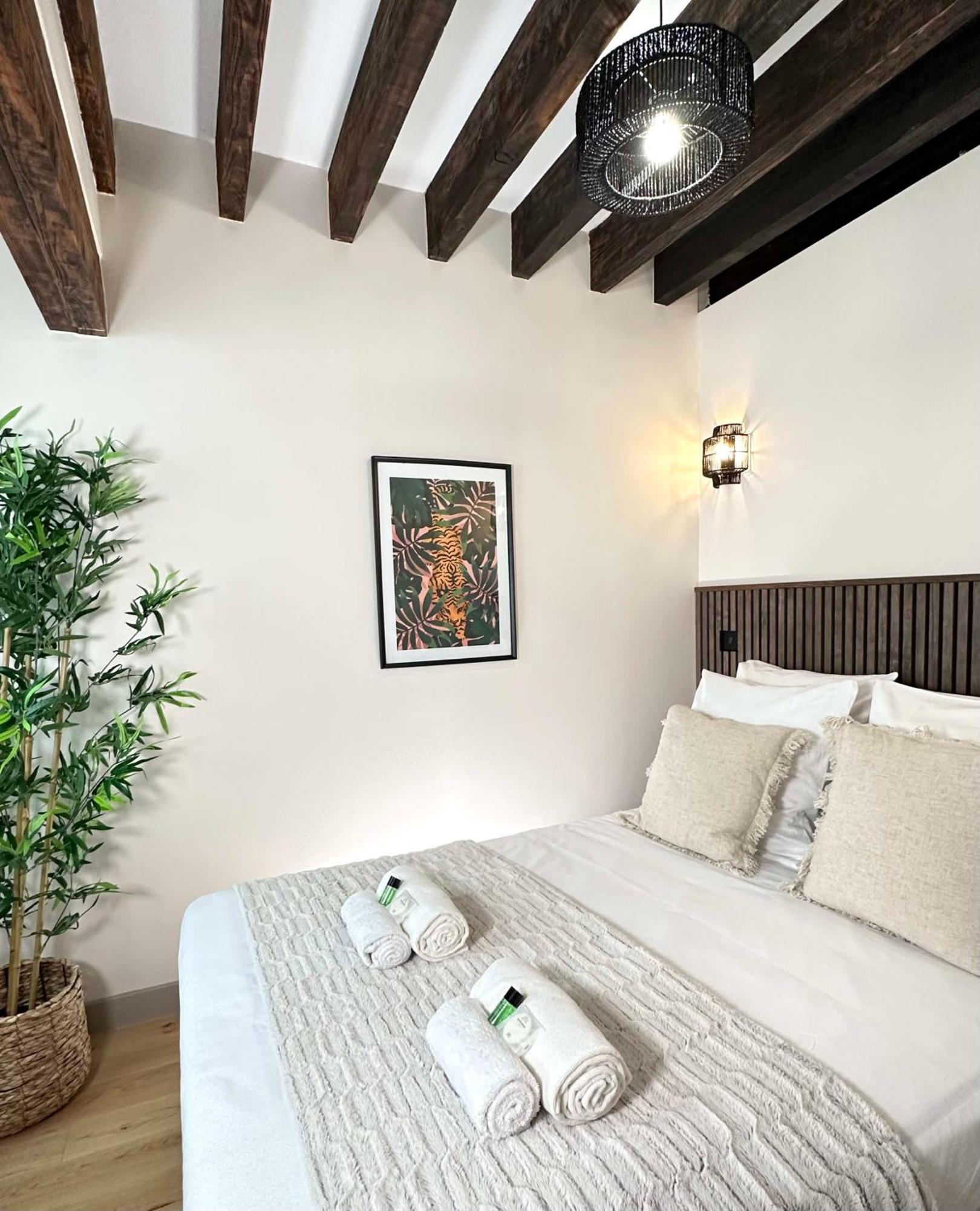 Le Marais' Finest Luxurious Apartment Париж Экстерьер фото