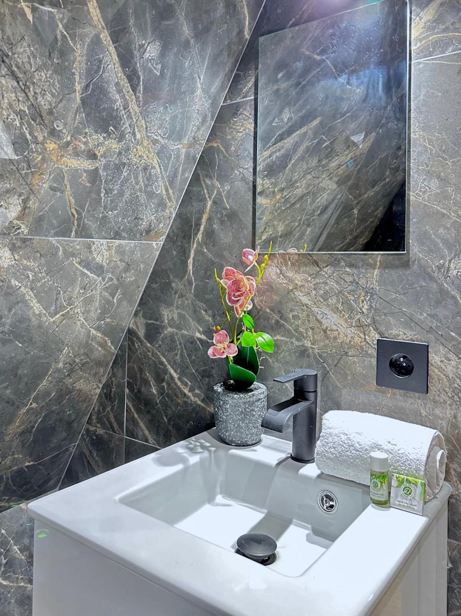 Le Marais' Finest Luxurious Apartment Париж Экстерьер фото