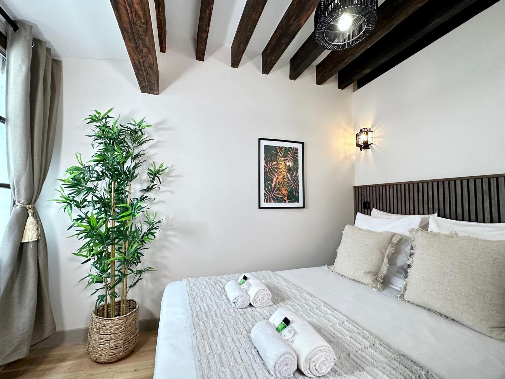 Le Marais' Finest Luxurious Apartment Париж Экстерьер фото
